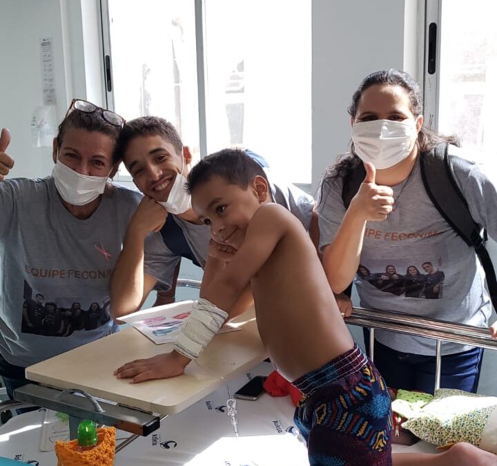 Ação solidária com crianças no Hospital da Baleia 